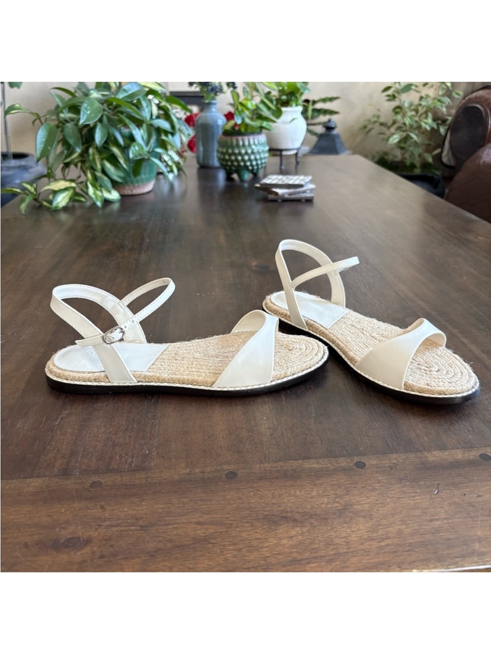 Likes New! Schutz Marbella Flat Leather Sandal